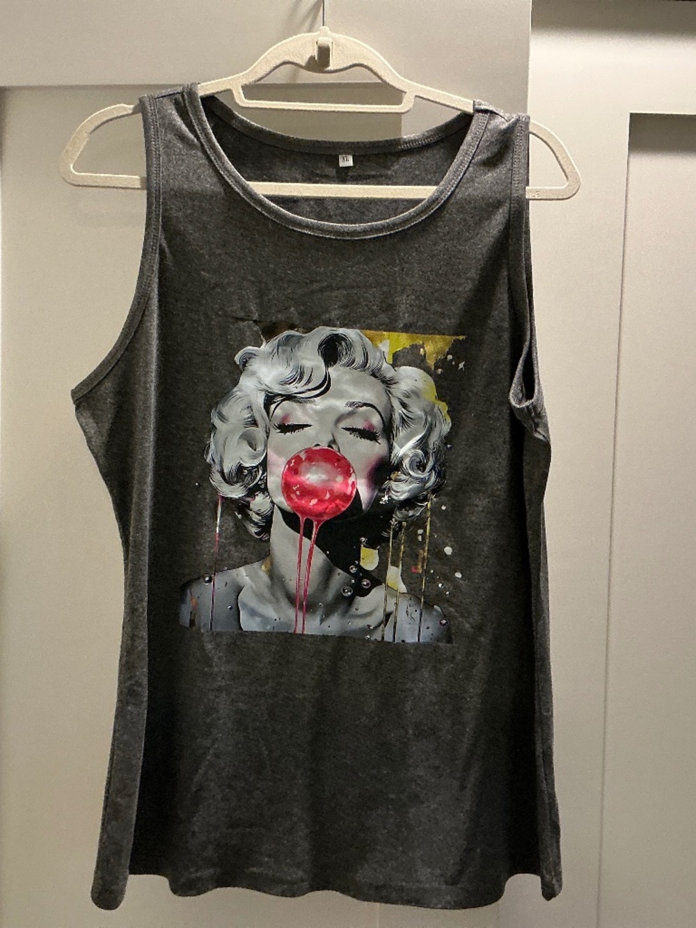 Women’s Sleeveless shirt Marilyn Monroe blowing Pink Bubble XL
